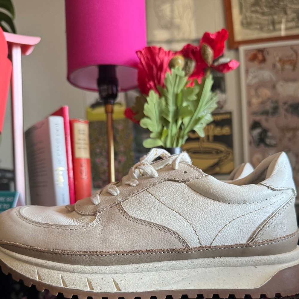 NEUTRAL COLORBLOCK KICKS.